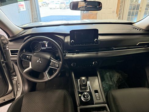 Used 2022 Mitsubishi Outlander ES image 13
