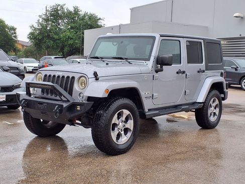 Used 2016 Jeep Wrangler Unlimited Sahara w/ Connectivity Group AWD/4WD image 19