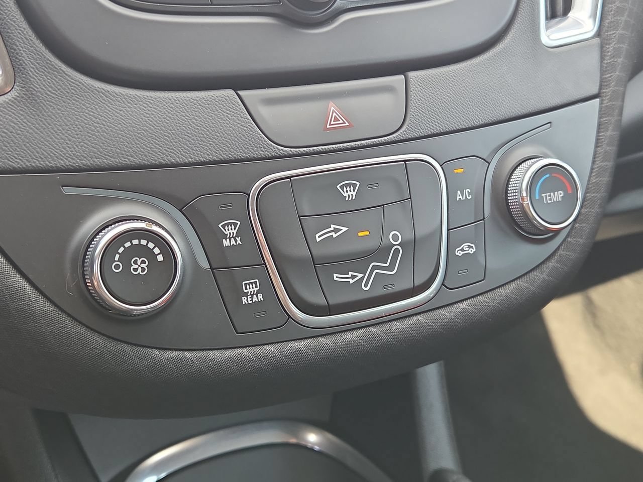 Used 2018 Chevrolet Malibu LT FWD image 32