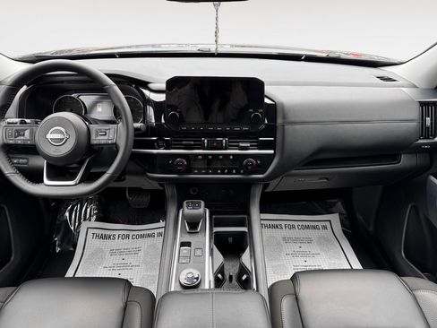 Used 2025 Nissan Pathfinder SL AWD/4WD image 17