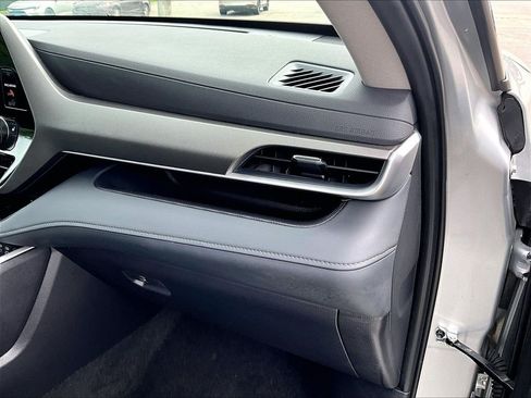 Used 2025 Toyota Highlander XLE AWD/4WD image 13