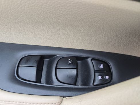 Used 2017 Nissan Rogue SV w/ SV Premium Package image 28