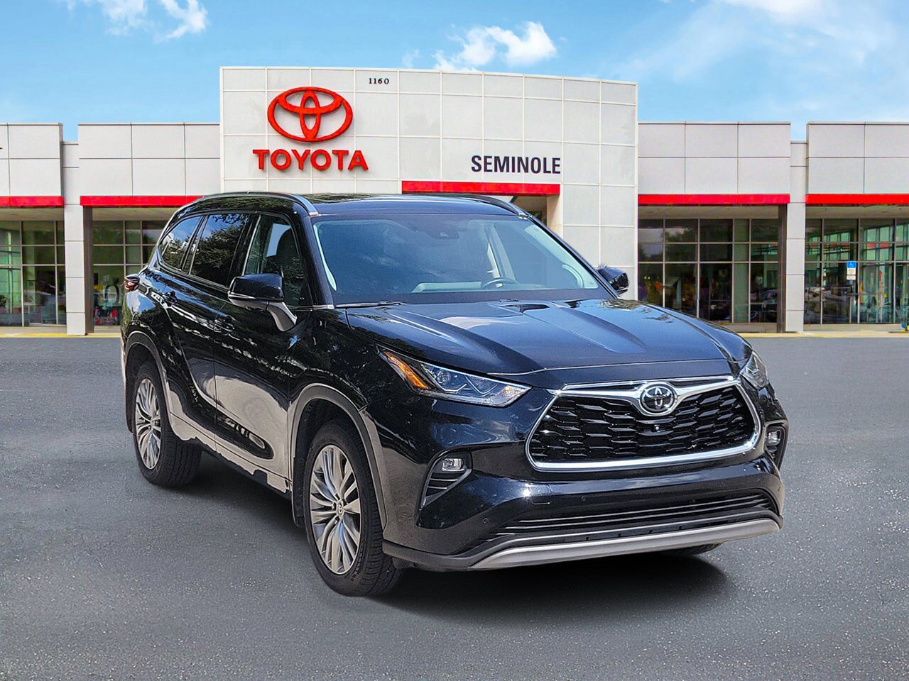 Used 2023 Toyota Highlander Platinum FWD image 2