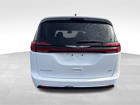 Used 2024 Chrysler Pacifica Touring-L image 10
