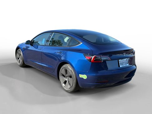 Used 2023 Tesla Model 3 Standard Range image 3