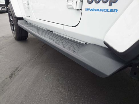 Used 2025 Jeep Wrangler Sahara image 18