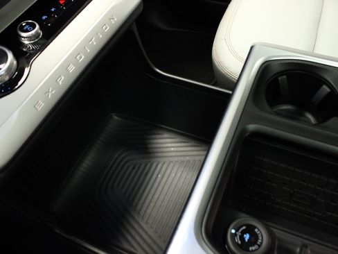 Used 2025 Ford Expedition Active image 31