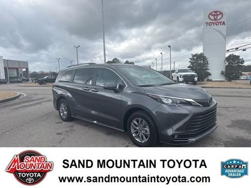 Used 2025 Toyota Sienna XLE image 1