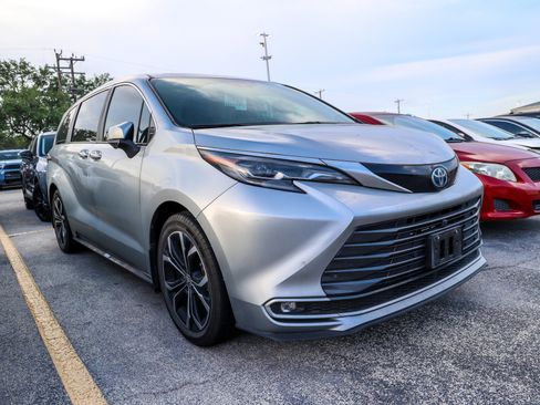 Used 2025 Toyota Sienna Platinum FWD image 6