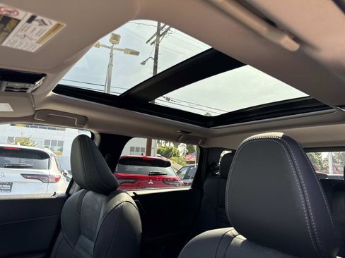New 2025 Mitsubishi Outlander SE image 14