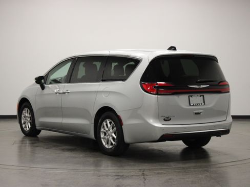 Used 2024 Chrysler Pacifica Touring-L FWD image 6
