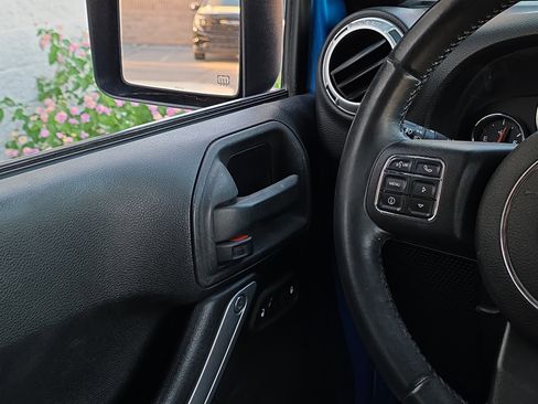 Used 2015 Jeep Wrangler Unlimited Rubicon w/ Connectivity Group image 28