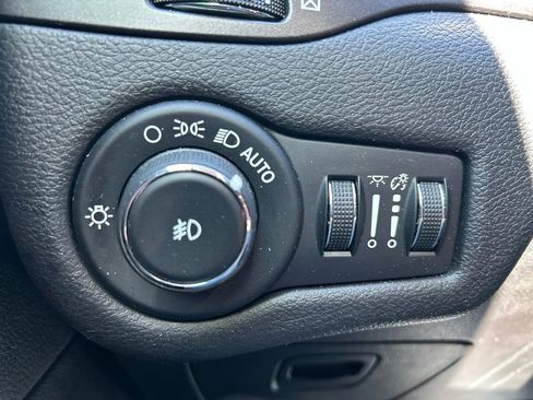 Used 2019 Jeep Cherokee Trailhawk w/ Cold Weather Group image 10