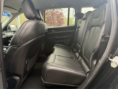 Used 2023 Jeep Grand Cherokee Limited AWD/4WD image 16