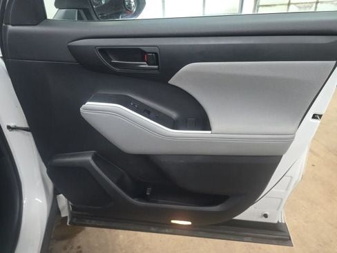 Used 2023 Toyota Highlander L FWD image 5
