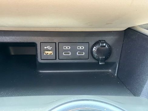 Used 2023 Toyota Highlander XLE AWD/4WD image 35
