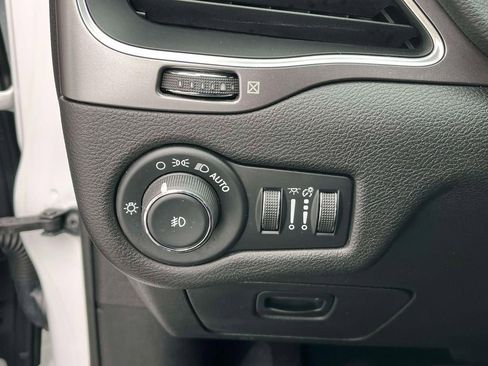 Used 2019 Jeep Cherokee Latitude Plus w/ Cold Weather Group image 27