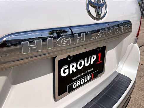Used 2012 Toyota Highlander SE FWD image 9
