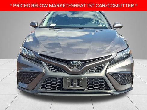Used 2022 Toyota Camry SE FWD image 2