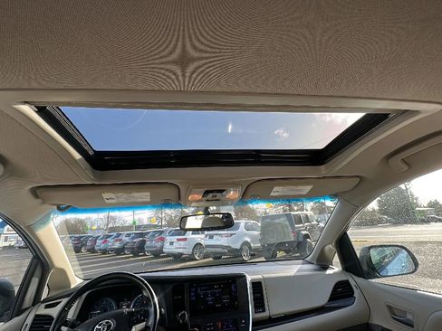 Used 2017 Toyota Sienna XLE Premium image 11