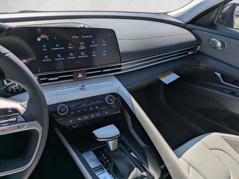 Used 2025 Hyundai Elantra Limited image 13