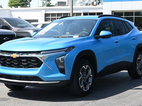New 2026 Chevrolet Trax LT w/ Driver Confidence Package FWD image 5