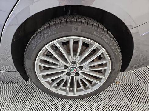 Used 2017 Alfa Romeo Giulia Ti w/ TI Performance Package AWD/4WD image 10