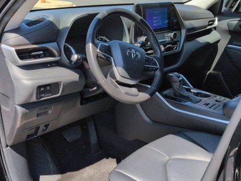 Used 2023 Toyota Highlander XLE AWD/4WD image 9