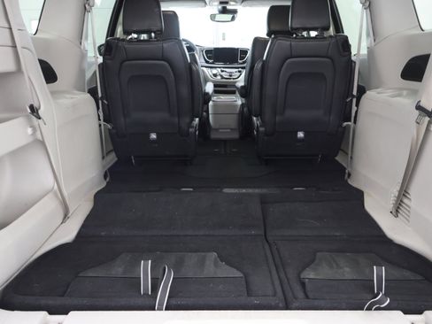 Used 2024 Chrysler Pacifica Touring-L FWD image 28