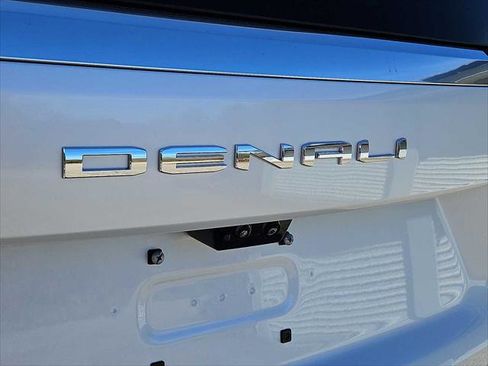 Used 2025 GMC Yukon XL Denali w/ Denali Reserve Package AWD/4WD image 7