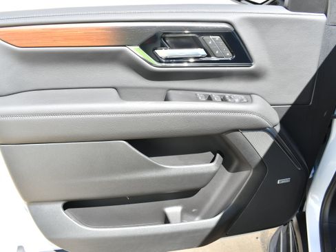 Used 2026 GMC Yukon Denali w/ Advanced Technology Package AWD/4WD image 4