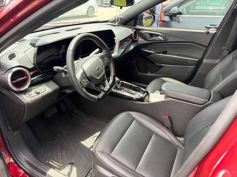 Used 2024 Chevrolet Trax RS w/ Sunroof Package FWD image 5