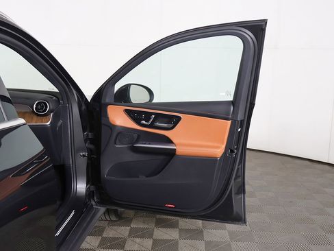 Used 2025 Mercedes-Benz GLC 300 4MATIC image 21