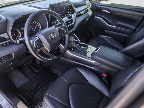 Used 2020 Toyota Highlander XLE image 10