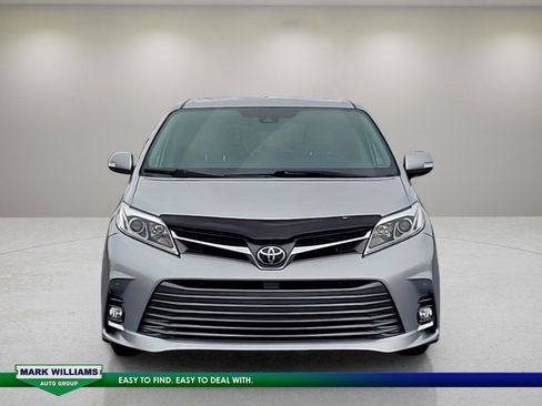 Used 2019 Toyota Sienna Limited image 2