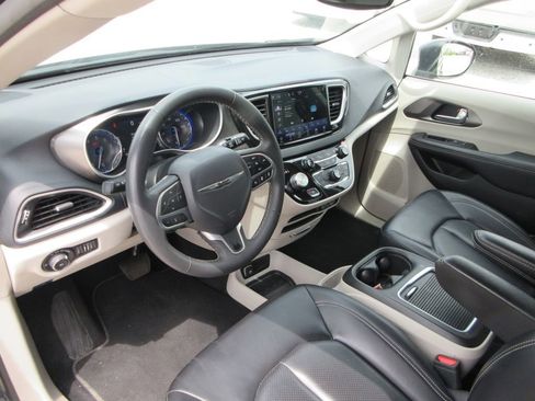 Used 2023 Chrysler Pacifica Touring-L image 7