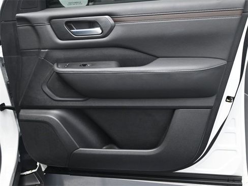 Used 2025 Nissan Armada SL w/ Captain's Chari Seat Package image 39