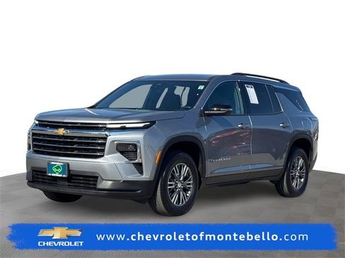 Used 2025 Chevrolet Traverse LT image 1