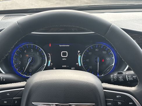 Used 2023 Chrysler Pacifica Limited FWD image 29