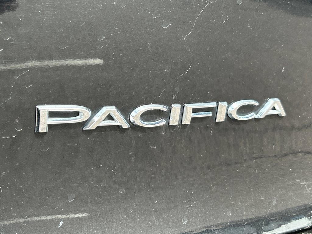 Used 2024 Chrysler Pacifica Touring-L FWD image 26