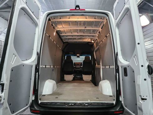 Used 2020 Mercedes-Benz Sprinter 2500 image 10