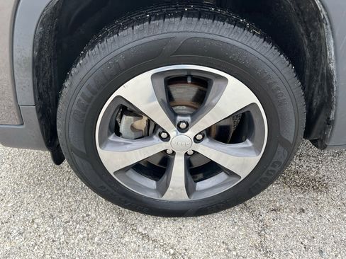 Used 2019 Jeep Cherokee Limited image 10