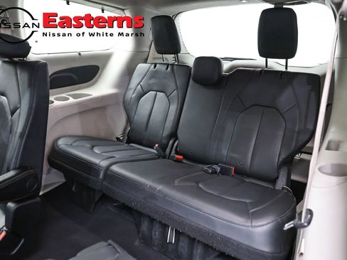 Used 2020 Chrysler Pacifica Touring-L FWD image 27