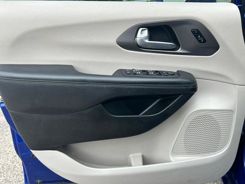 Used 2019 Chrysler Pacifica Limited w/ Tire & Wheel Group FWD image 8