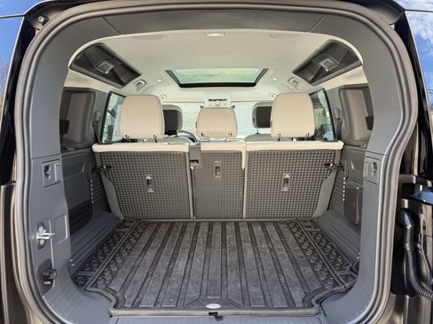 Used 2025 Land Rover Defender 110 X-Dynamic SE image 18