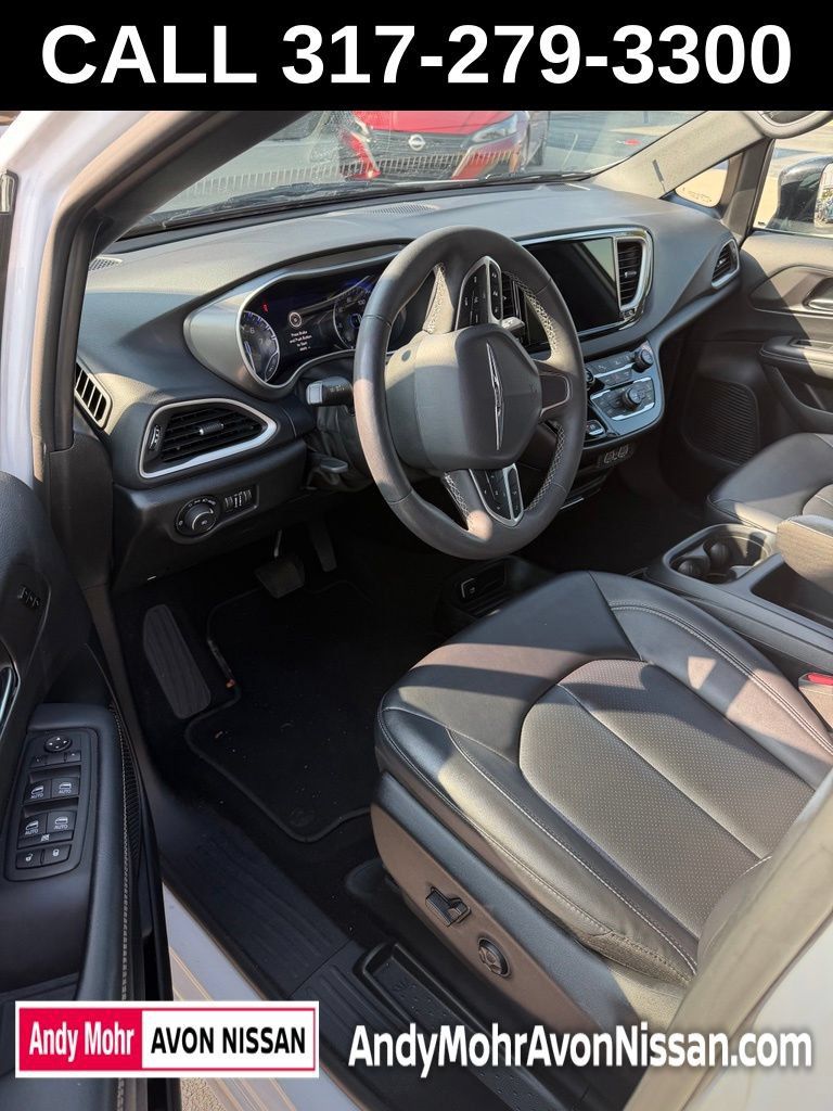 Used 2025 Chrysler Pacifica Select FWD image 8