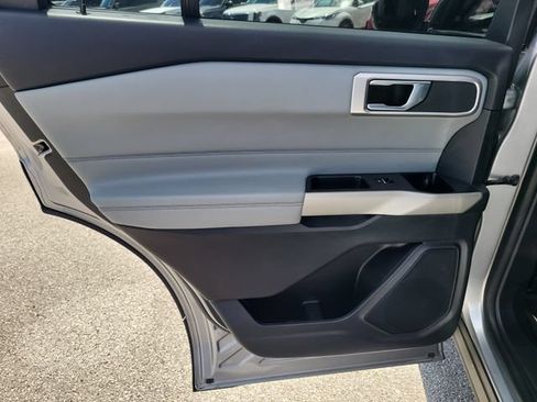 Used 2022 Ford Explorer XLT w/ Equipment Group 202A RWD image 12