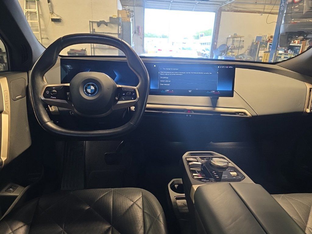 Used 2023 BMW iX xDrive50 w/ Sport Package AWD/4WD image 4