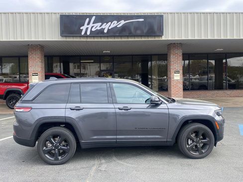 Certified 2025 Jeep Grand Cherokee Altitude image 4
