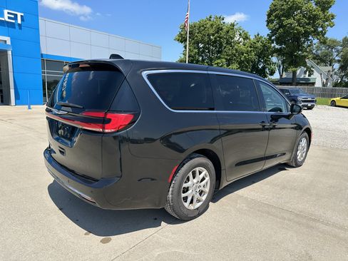 Used 2023 Chrysler Pacifica Touring-L FWD image 3
